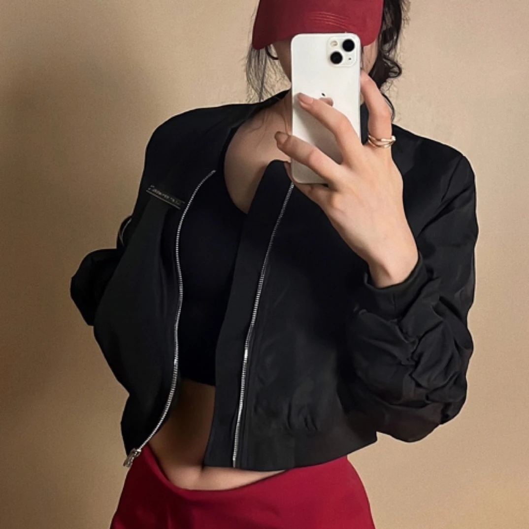 时尚短款袖子褶皱设计棒球衣