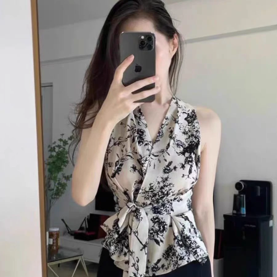 无袖挂脖碎花衬衫女2024新款设计感时尚法式独特别致漂亮小上衣夏