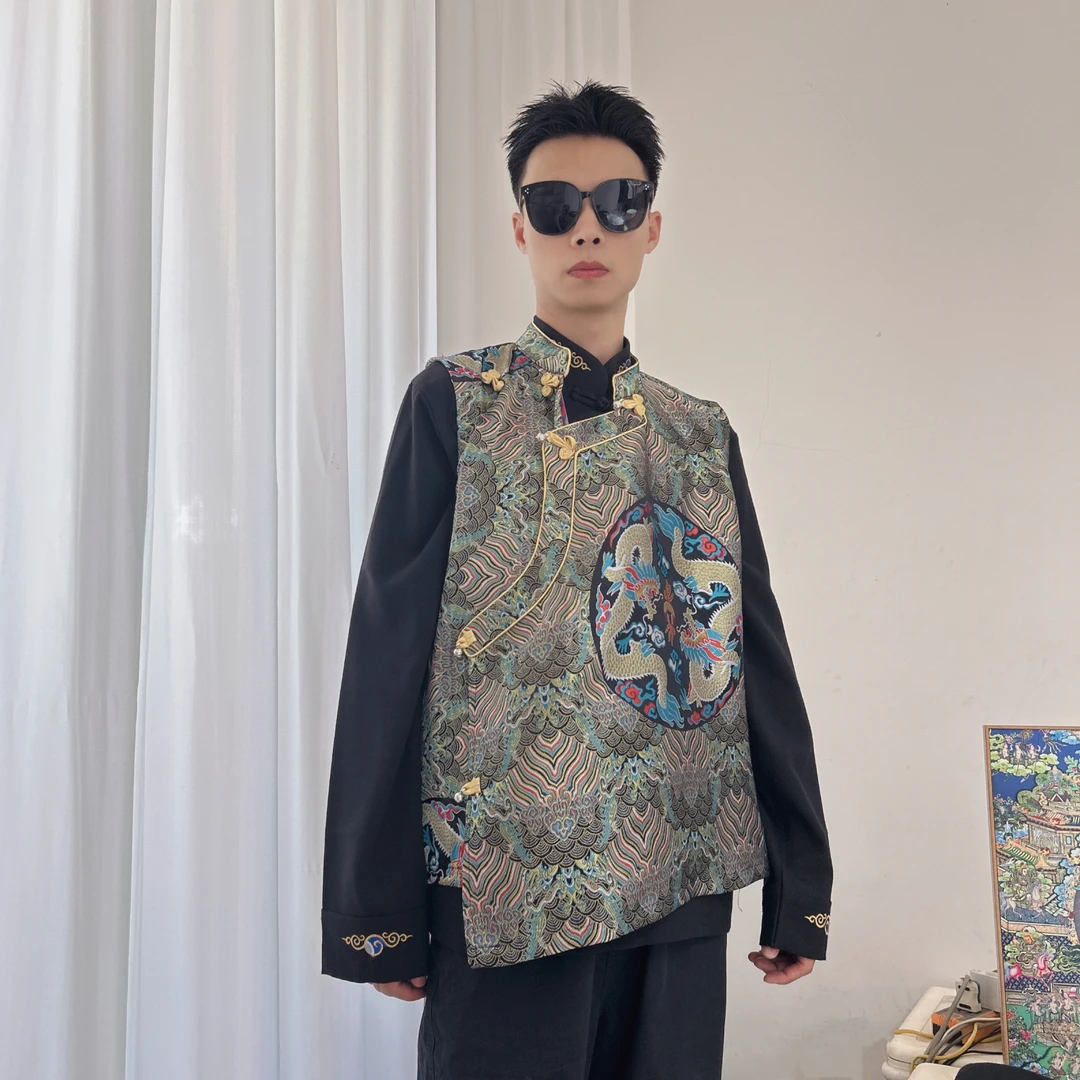 新款男士藏族服装绸缎男士马甲龙图案藏式名族外搭挂挂衬衣搭配