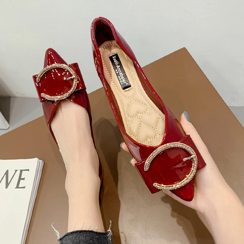 尖头平底鞋女单鞋浅口软底方扣漆皮大码女鞋百搭韩版瓢鞋红色婚鞋