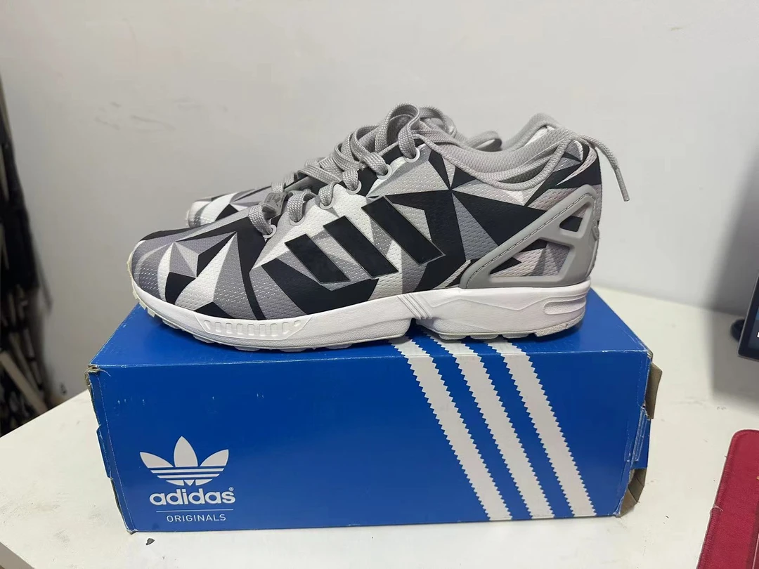 adidas/阿迪达斯  防滑耐磨  生活休闲鞋 黑色/亮白时尚  AQ4537