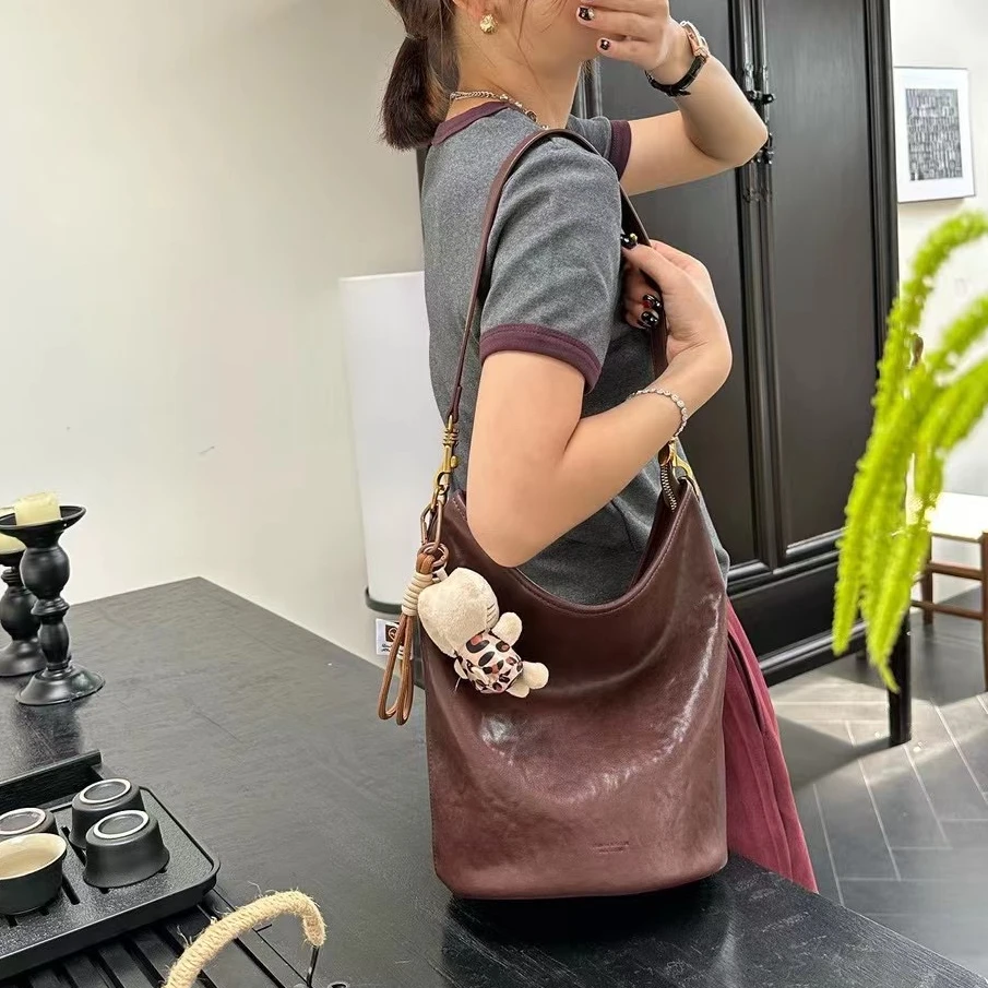 2024新款时尚小众单肩包百搭轻奢软皮水桶包简约单肩斜挎女包