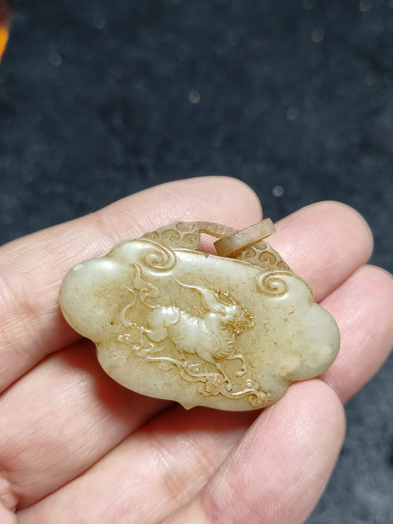 和田玉麒麟平安锁玉佩