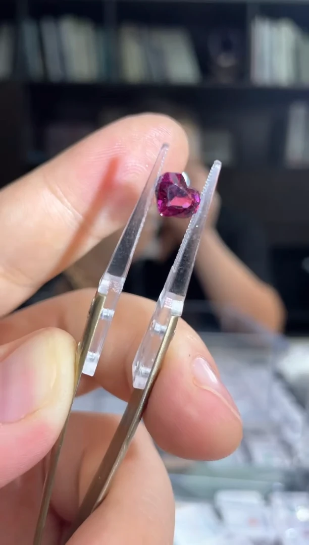 【闪购商品】石榴石(紫牙乌)裸石未镶嵌心形紫牙乌石榴石