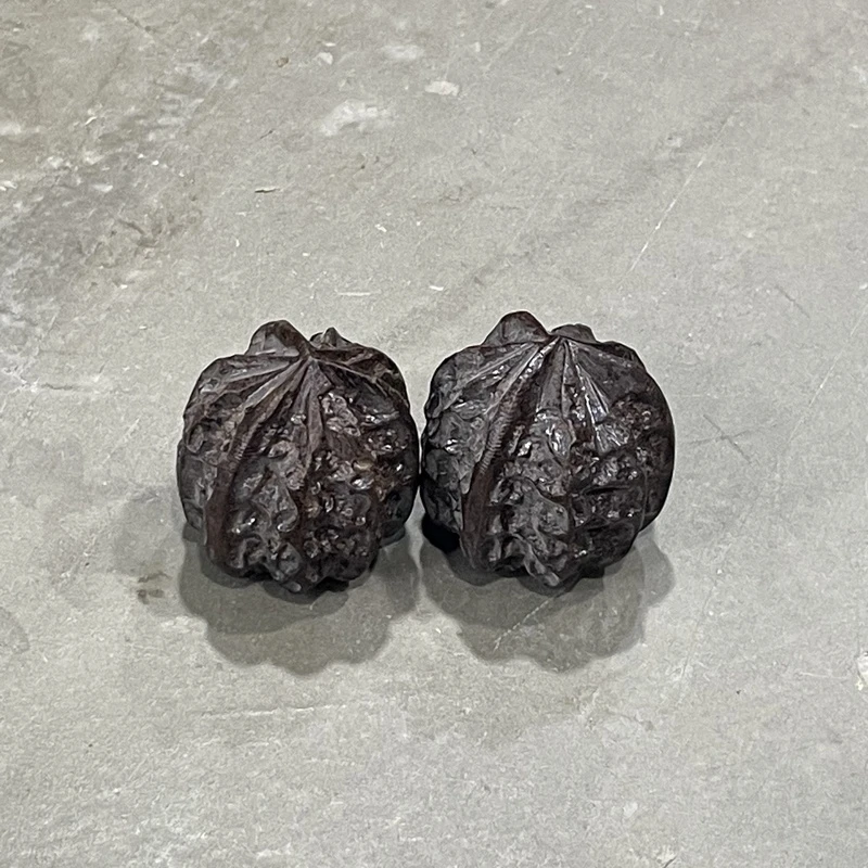 5630 非洲ht整料雕刻核桃摆件一对