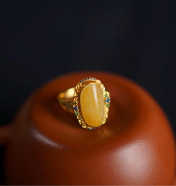 18K金镶浓洒金皮大开门羊脂白玉戒指【5.6g】