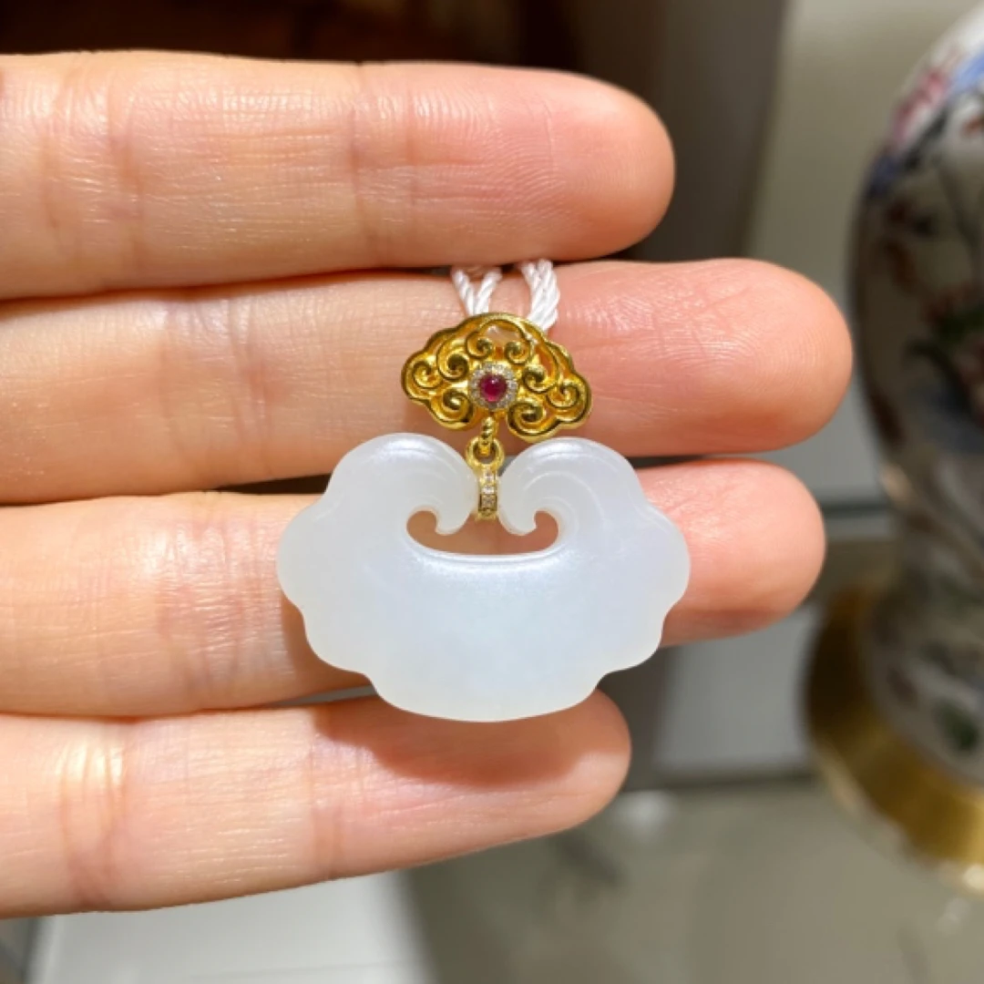 18K金镶和田玉羊脂白玉“祥云如意”锁挂件【28.6*28.7*6.8mm】9.5g