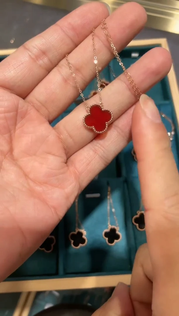 【闪购商品】玛瑙/玉髓套链18K金镶嵌红色四叶花花套链