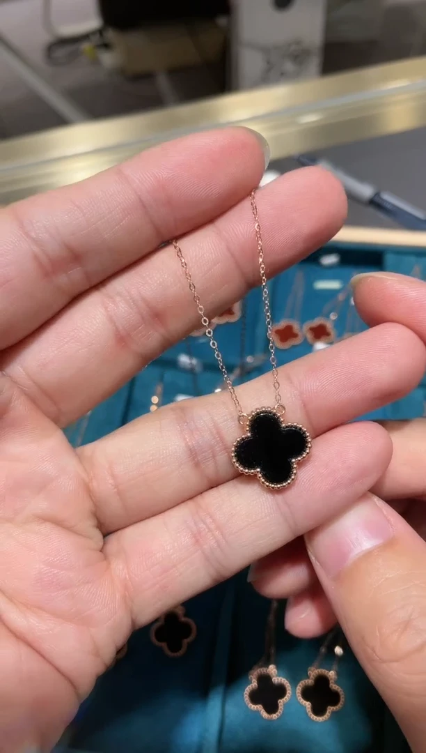 【闪购商品】玛瑙/玉髓套链18K金镶嵌黑色四叶花花套链