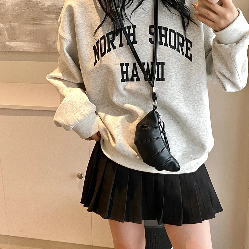 新款2024小众设计感软皮迷你可颂牛角包手拿包口红包挂绳零钱包包