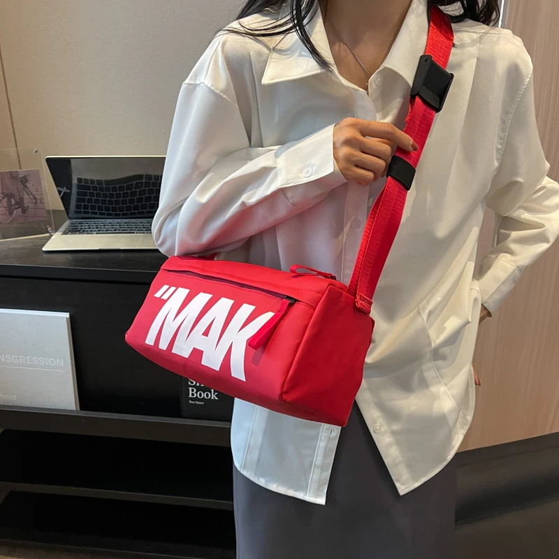 ins流行的时尚百搭小包包女2023新款潮高级感休闲单肩斜挎土司包