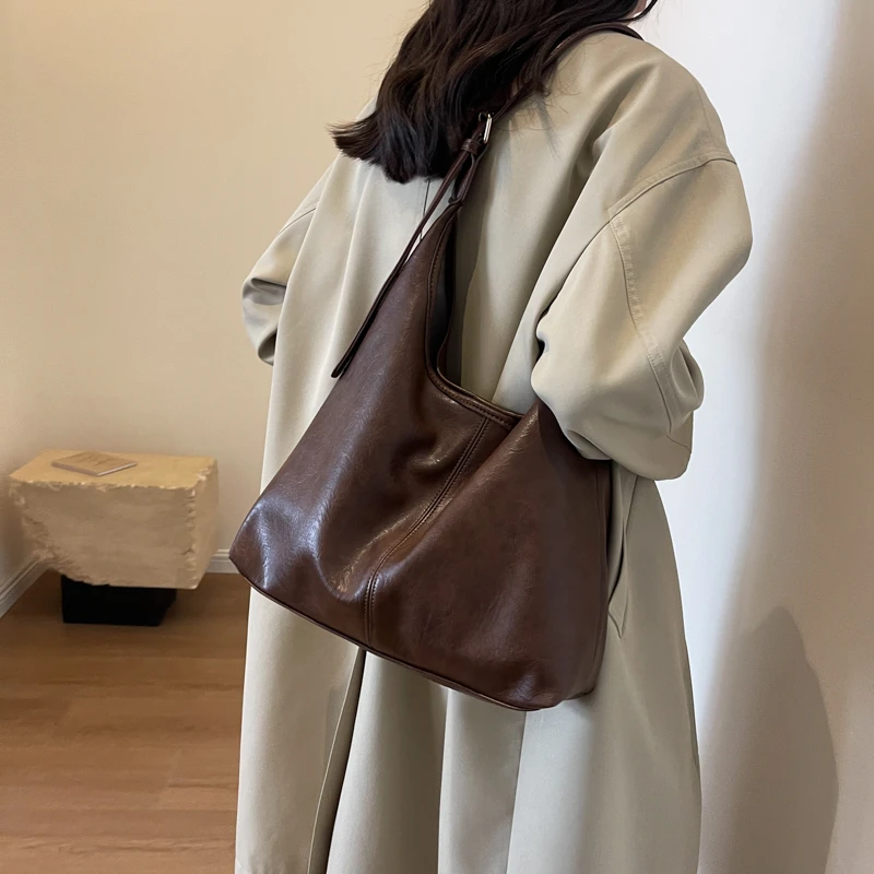 小众质感腋下包包女2023新款潮秋冬复古托特包休闲大容量通勤包