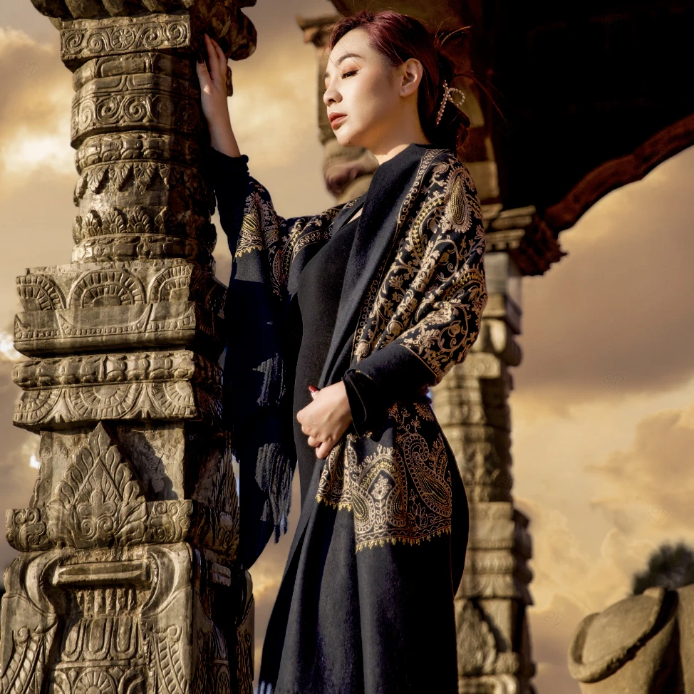 刺绣腰果花黑金披肩围巾10049