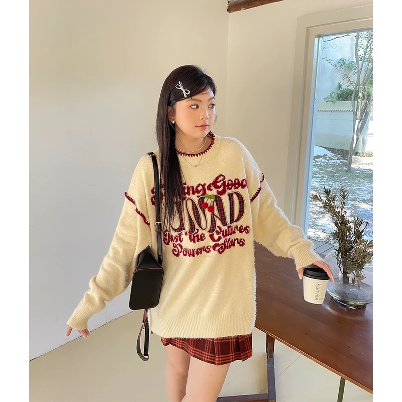 2024秋冬新款氛围感红色格纹刺绣毛衣女大码胖mm软糯宽松遮肚上衣