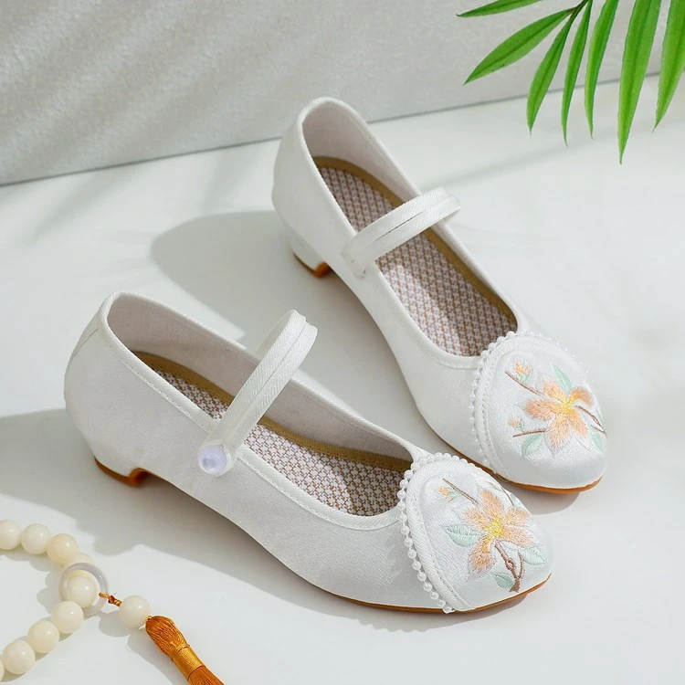 春华2024新款民族风绣花鞋内增高马面裙女单鞋尖头旗袍鞋广场舞鞋