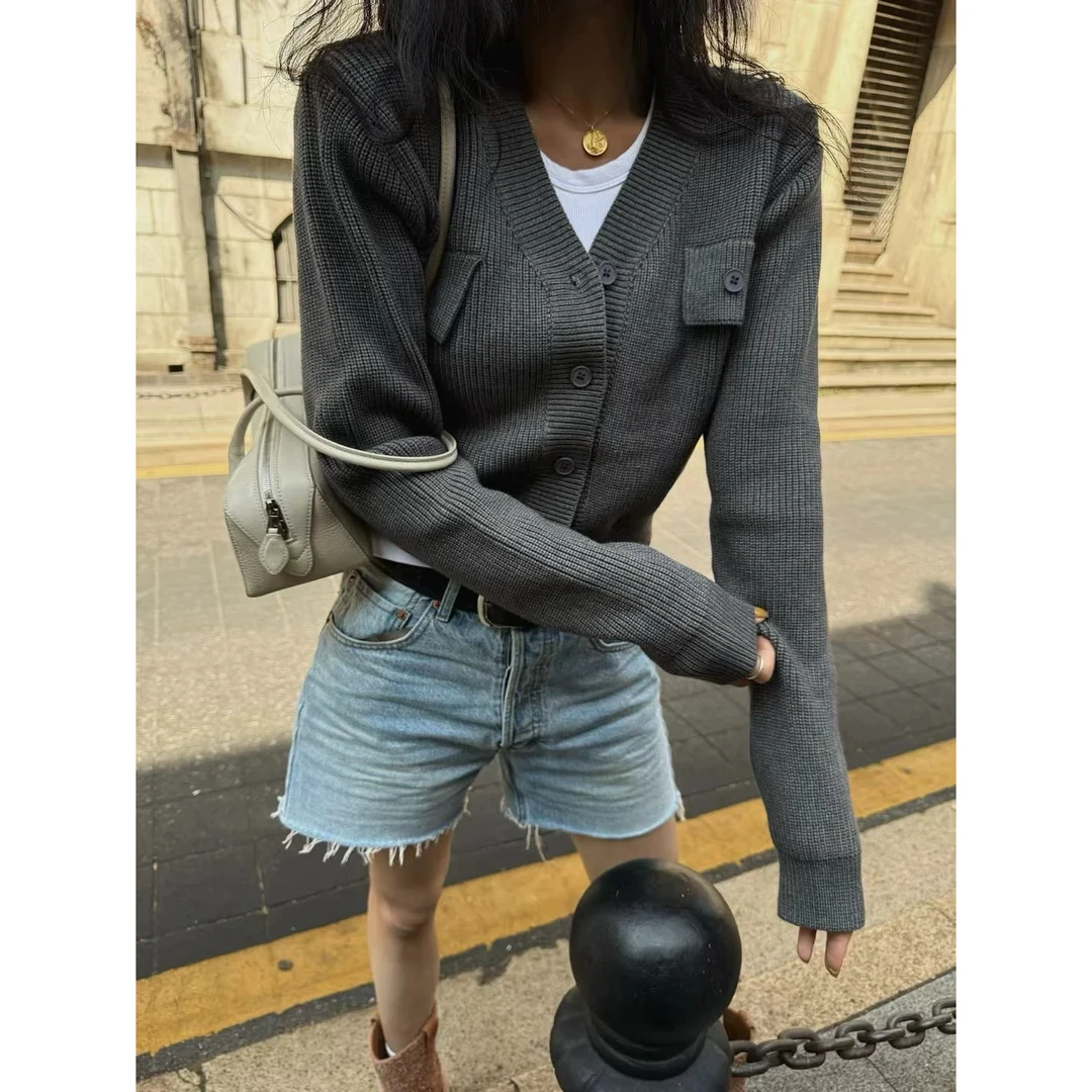 【Da Wang】时尚V领单排扣短款毛衣开衫