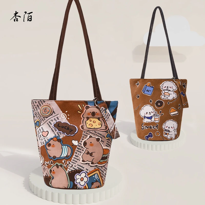 杏陌x卡皮巴拉卡通俏皮时尚大容量通勤水桶包个性简约帆布包女