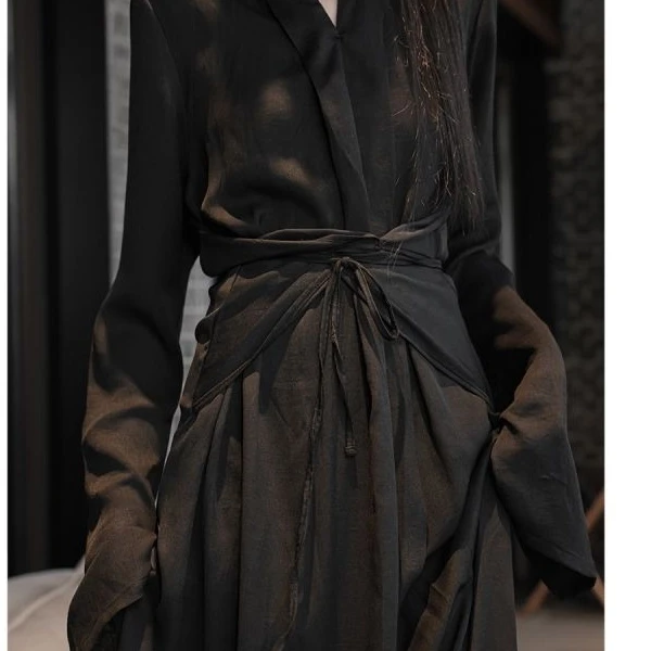 极简风轻奢高档秋季新款小众长款清冷感气质连衣裙法式优雅