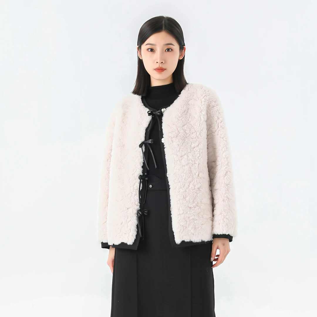 PAIPUER黑白撞色小蝴蝶结奶油白短外套