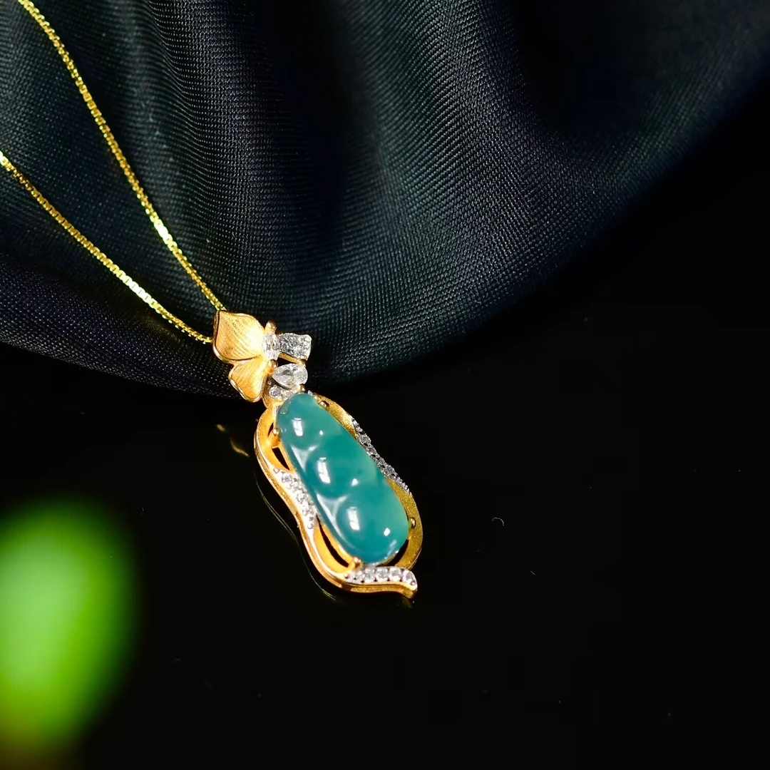 天然A货翡翠吊坠