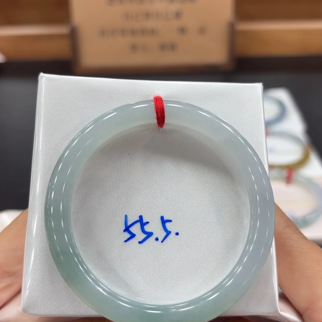 翡翠手镯未镶嵌翡翠