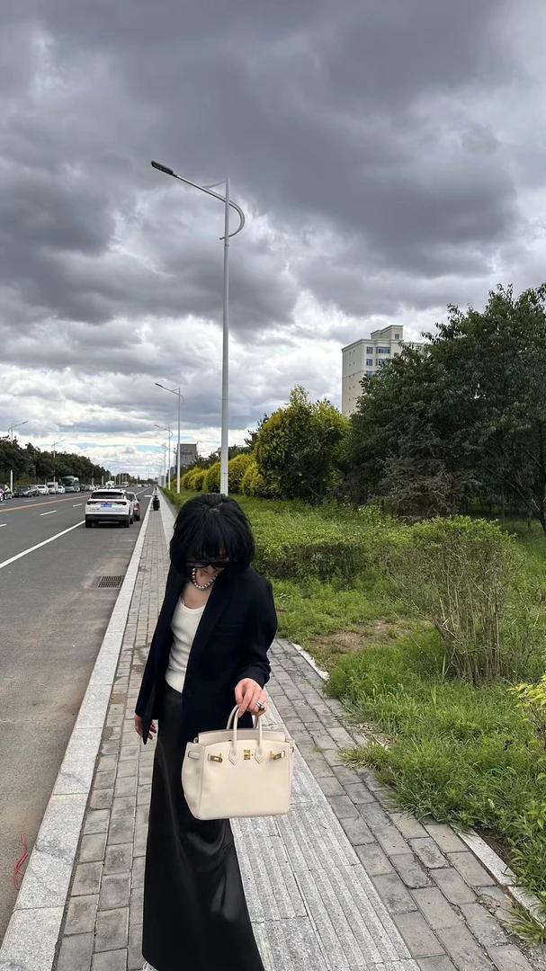 依柏杉新款黑色皮半裙