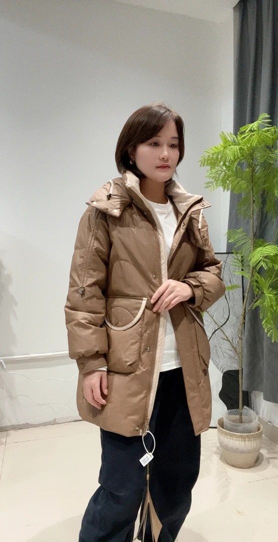 【095梅哥皮草推荐四色中长款气质口袋拼色羽绒服