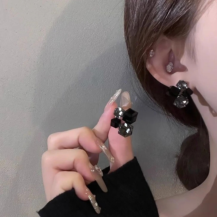 复古风秋冬黑色立体耳环高级感小众设计独特耳钉