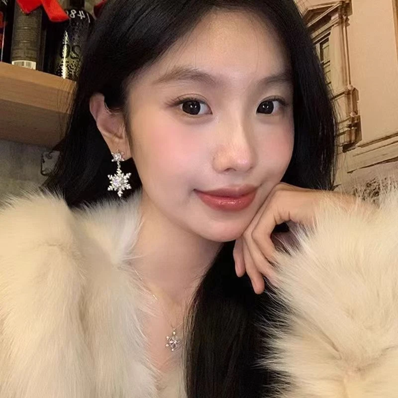 合金耳饰 圣诞新款爆闪雪花耳钉小众精致清冷感耳环千金感独特