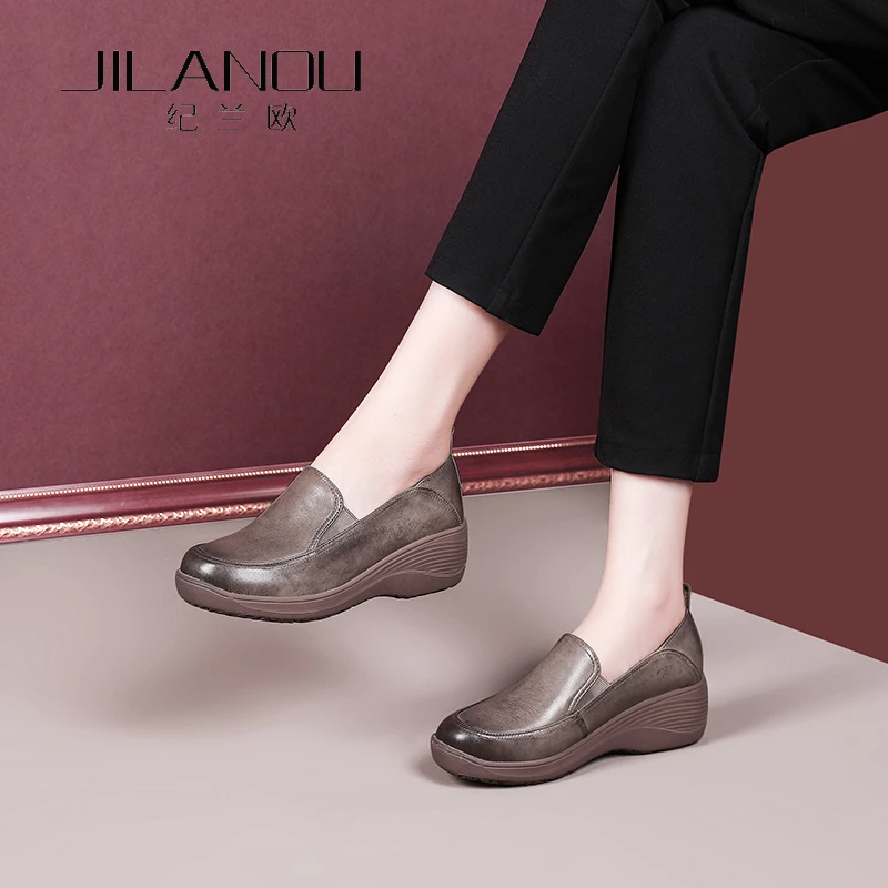 坡跟真皮单鞋女春秋2025新款妈妈鞋舒适一脚蹬不累脚软底乐福皮鞋