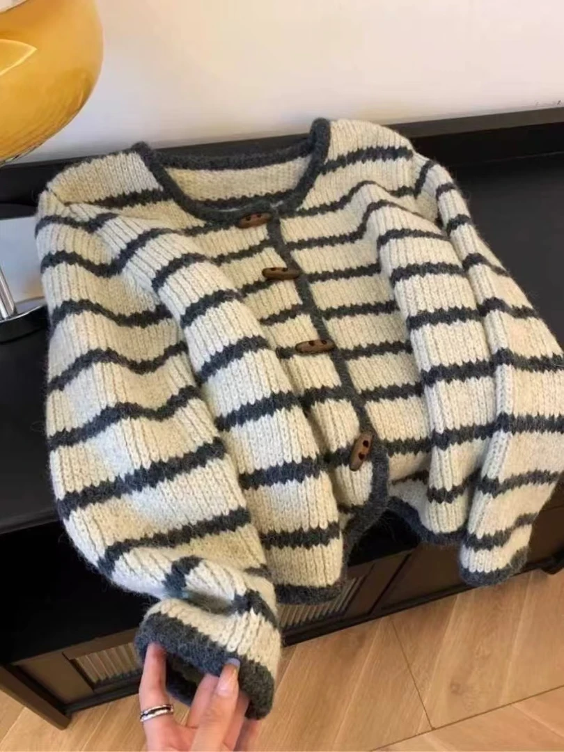 【运费补贴】复古条纹针织外套女慵懒风牛角扣宽松短款毛衣开衫A311