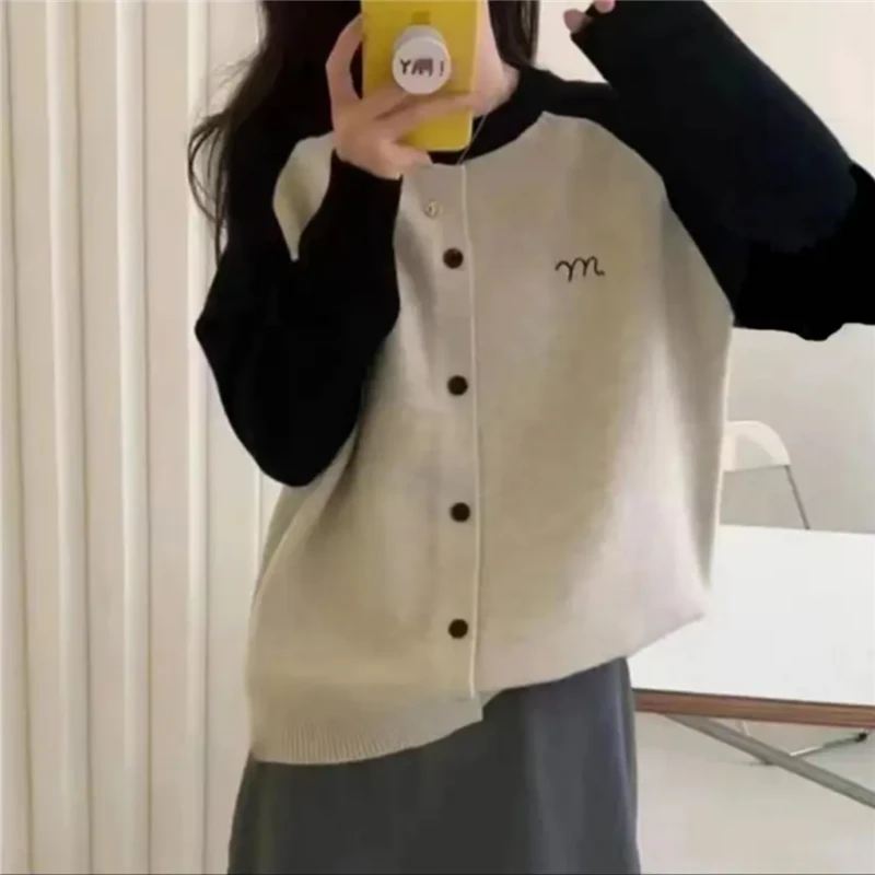 秋冬新款撞色圆领插肩袖后背兔子提花单排扣针织衫上衣女