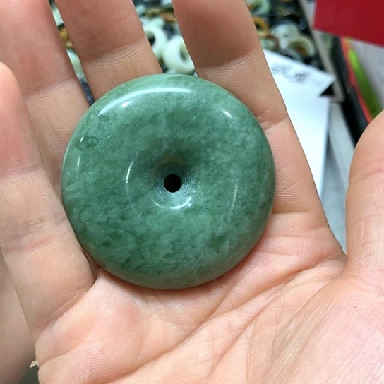 蛇纹石玉挂件未镶嵌