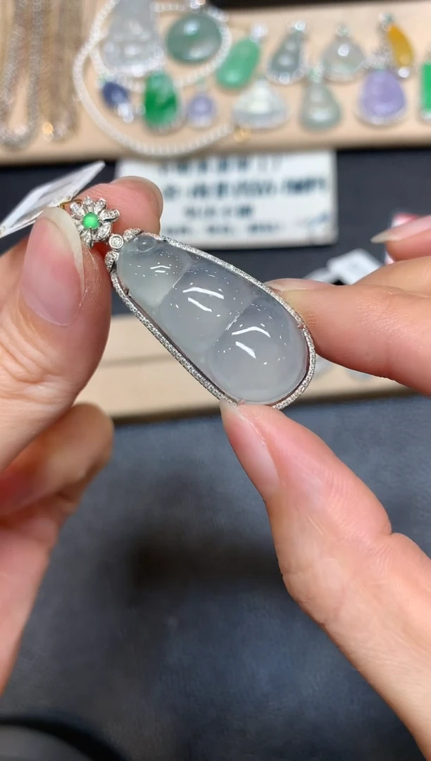 【闪购商品】翡翠吊坠(不含链)18K金镶嵌福豆【无服务费