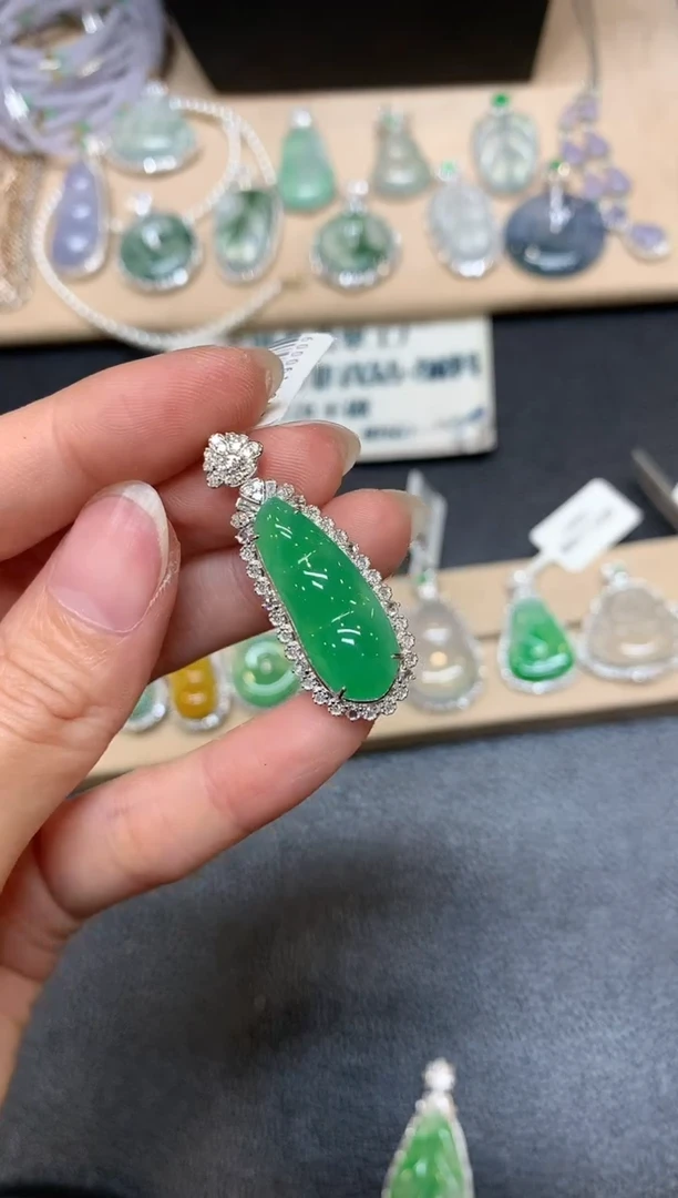 【闪购商品】翡翠吊坠(不含链)18K金镶嵌福豆【无服务费