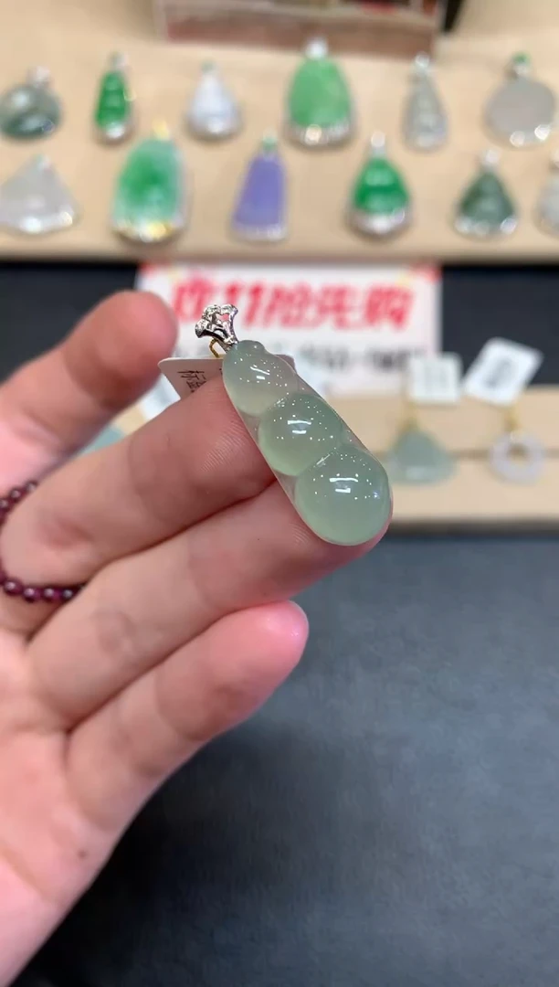 【闪购商品】翡翠颈饰18K金镶嵌福豆【无服务费】