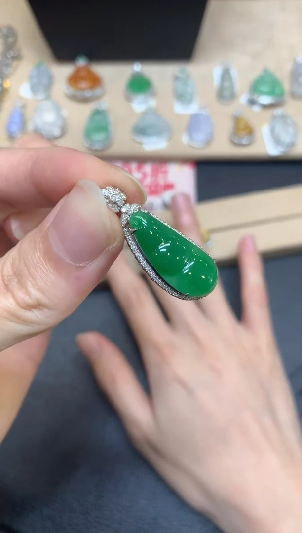 【闪购商品】翡翠颈饰18K金镶嵌福豆【无服务费】