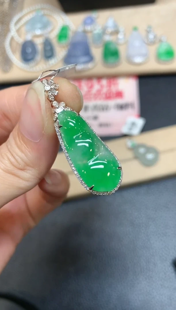 【闪购商品】翡翠吊坠(不含链)18K金镶嵌福豆【无服务费
