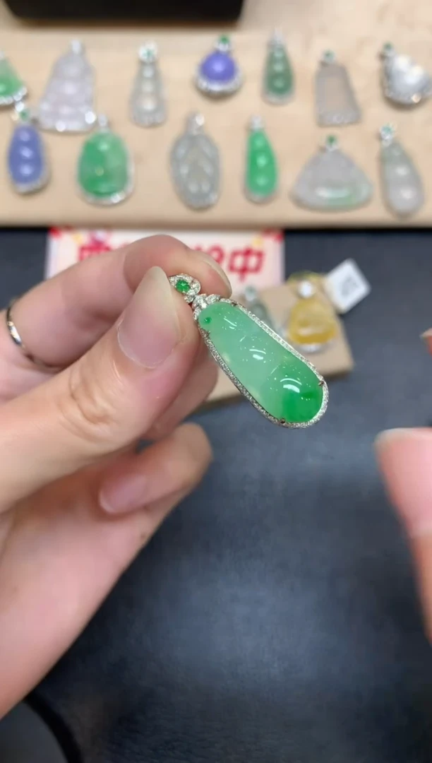 【闪购商品】翡翠颈饰18K金镶嵌福豆【无服务费】