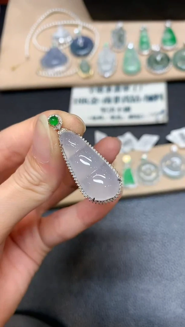 【闪购商品】翡翠吊坠(不含链)18K金镶嵌福豆【无服务费