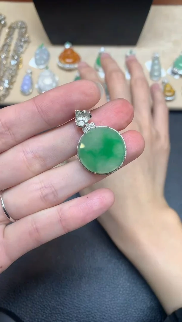 【闪购商品】翡翠颈饰18K金镶嵌无事牌【无服务费】