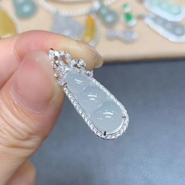 四会-(DD-31-1)-s925银镶翡翠福豆吊坠冰种冰透多样性发其一