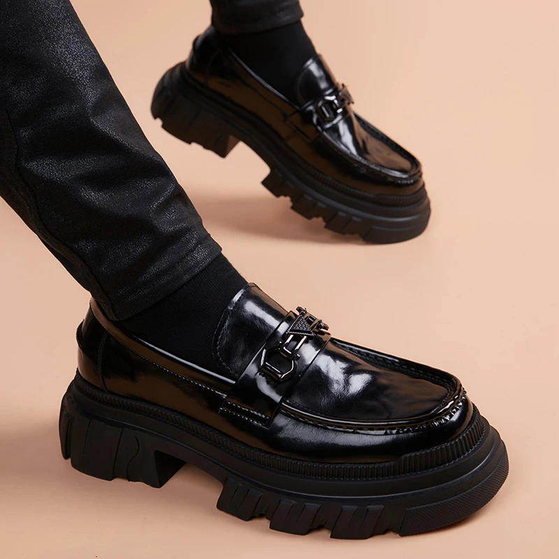 男士时尚厚底圆头皮鞋黑色真皮透气日常通勤软底英伦风休闲皮鞋
