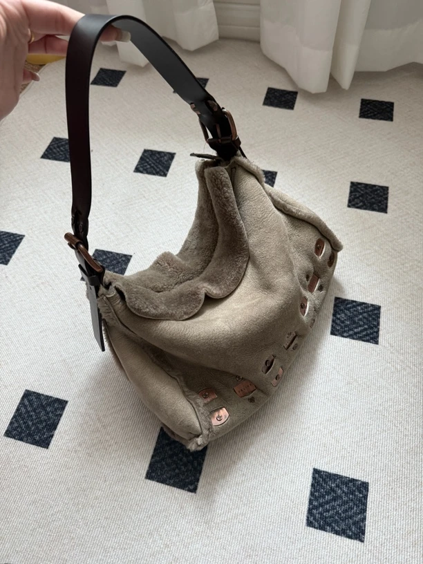 95新 Celine/思琳 牙牙 反战羊羔毛单肩腋下包