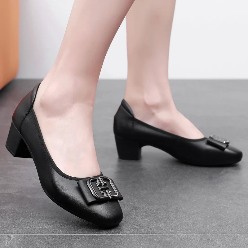 春秋新款真皮软底防滑妈妈鞋40-50岁洋气皮鞋中跟粗跟底高跟单鞋