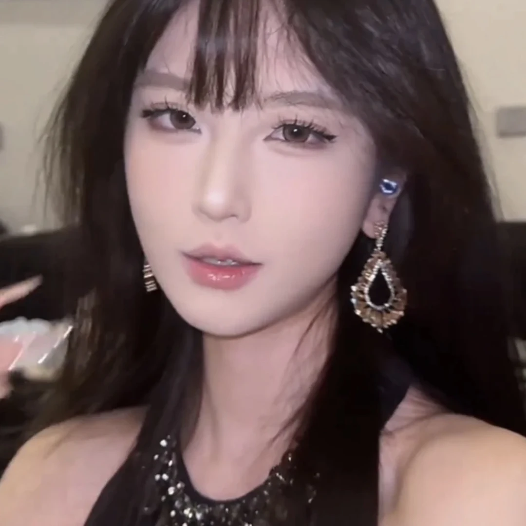 合金合成锆石耳饰 金色轻奢镂空耳环女设计小众百搭夸张耳钉白白