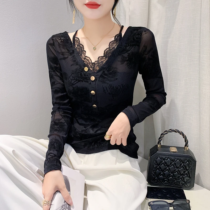2025秋冬新款时尚蕾丝拼接网纱V领长袖T恤修身显瘦打底衫上衣女