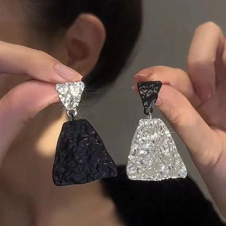 合金耳饰 网红个性黑白拼色不对称耳环褶皱纹理冷淡风高级感耳环