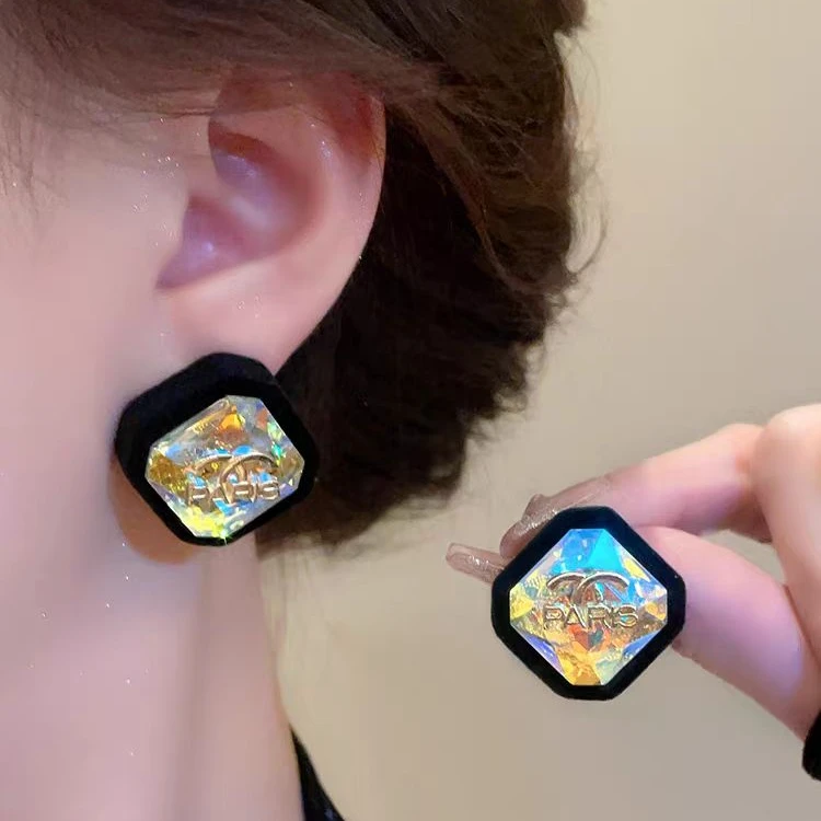 合金耳饰 小香风气质轻奢字母耳钉简约方块秋冬植绒百搭个性耳环