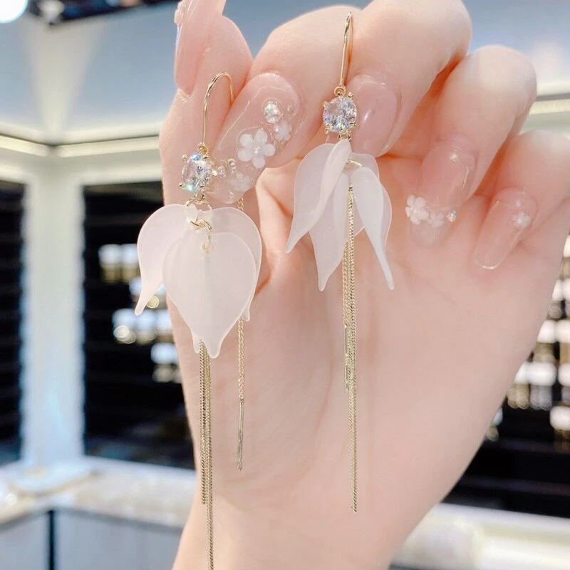 铜合金亚克力耳饰 情人节仙气长款个性轻奢显瘦白色花瓣流苏耳线